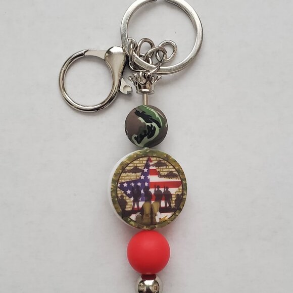 Handmade Military Tribute Beaded Keychain – Patriotic USA Flag & Camo Design - Picture 1 of 2